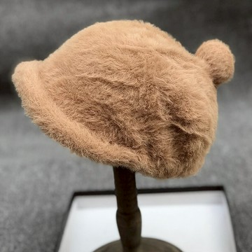 好溫暖的帽子仿兔毛保暖可愛毛球護耳漁夫帽女生包頭帽短沿貝雷帽1入