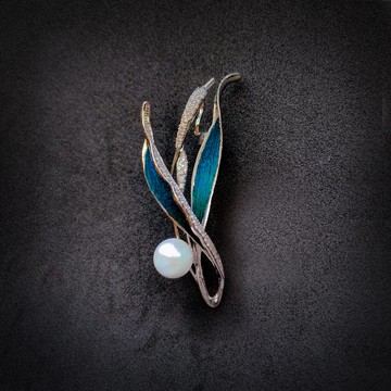 【手作】孔雀羽毛點翠工藝蘭花草胸針——霜蘭月
