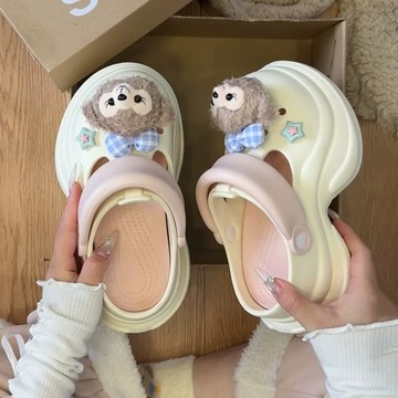 🔥台灣出貨🔥🌞【1.2萬】可愛達菲熊厚底增高洞洞鞋女外穿防滑沙灘涼鞋包頭半拖鞋浪漫女生拖鞋/涼鞋/透氣防滑輕便休閒