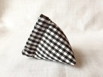 PY74-金字塔形狀黑白格子彈片零錢包