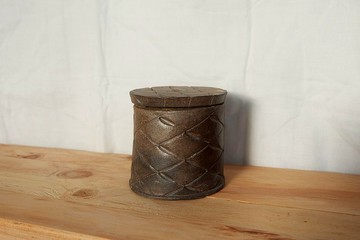 lelecoco . 燻燒歪斜小茶倉 收藏罐 陶罐 / 純手作陶藝