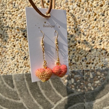 【手作飾品系列】 鉤針編織 經典澎澎愛心 夾式耳環