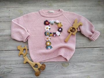 手工製作的棉質美利奴毛衣，繡有孩子名字的首字母