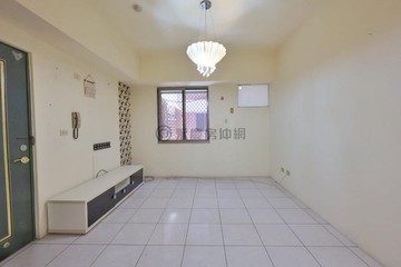 鄰近鳳山國中捷運站｜低總價首購｜兩房邊間三面採光｜高雄市鳳山區杭州西街