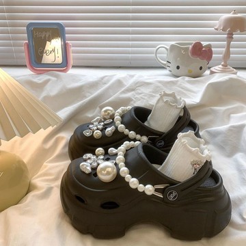 🌟時尚拖鞋🌟黑色踩屎感厚底洞洞鞋女外穿2025新款夏季法式珍珠包頭沙拖鞋\t室內拖鞋 厚底拖鞋\t運動拖鞋\t防水拖鞋\t質