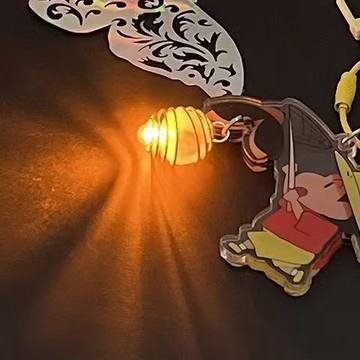 【台灣發貨 特價優惠】【可換燈芯】發光螢火蟲蠟筆小新鑰匙扣亞克力高顏值iins風掛件學生禮物