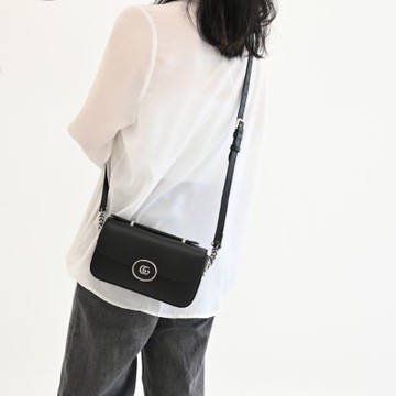 GUCCI Petite 金屬LOGO翻蓋式斜背包(黑 小款)