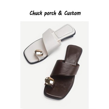 真皮夾趾拖鞋女夏外穿時尚金屬扣粗跟一字拖方頭軟底海邊沙灘涼拖