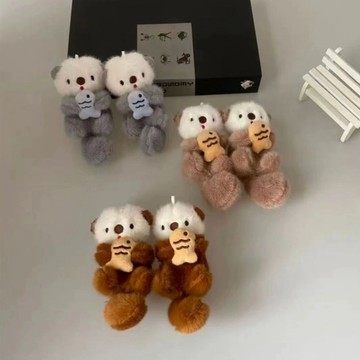 台灣現貨⭐卡通海獺掛件 毛絨公仔掛件 抱魚海獺掛飾 少女背包鑰匙扣 可愛玩偶 閨蜜 小禮物 包包掛件 鑰匙圈 車載掛件