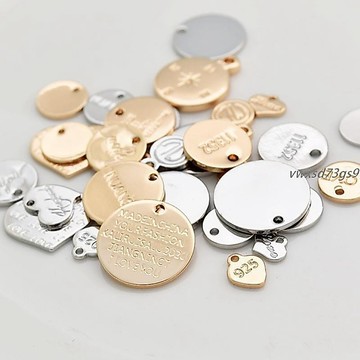 【繁體字/英文】金屬牌 客製化 金屬吊牌 少量客製 標牌 銅鍍真金保色 圓形愛心字母吊墜 diy個性手作 飾品材料配訂製