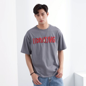 【ERSS】男裝 短袖 男生 t恤 短袖上衣 波浪 飄飄 文字 印花 深灰【K70331】