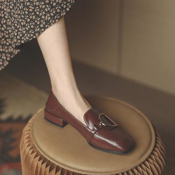 真皮小皮鞋英倫風女鞋2025春季新款粗跟平底豆豆樂福通勤工作單鞋