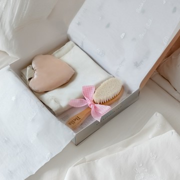 BEBE SILK 新生兒安撫禮盒    ( 安撫巾 + 羊毛梳 ) - 甜心綠