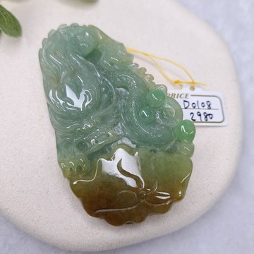 逸品軒~天然緬甸玉A貨-D0108-淡綠帶黃翡龍牌墜子 長75.1mm寬44mm厚12.3mm 寓意「步步高升」、「平步