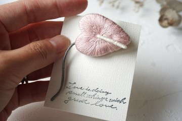 紅鶴花刺繡胸針