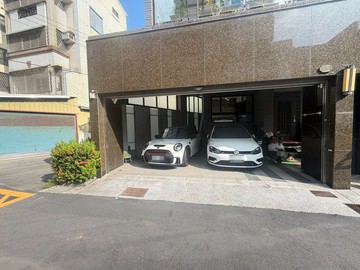 八卦商圈雙車庫邊間大地坪臨路透天｜高雄市仁武區永新五街