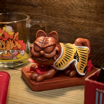 Too Cheap Art加菲貓聯名《祈喵熱》木紋虎爺 開運招財擺飾