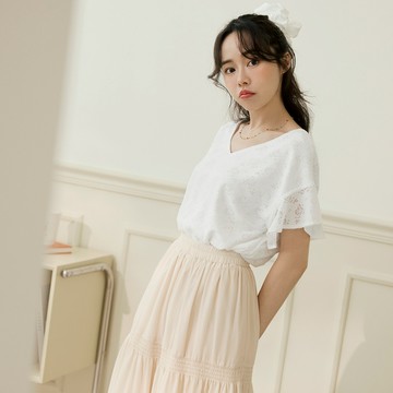 OB嚴選 V領蕾絲雕花荷葉袖短袖上衣 《AB20257》