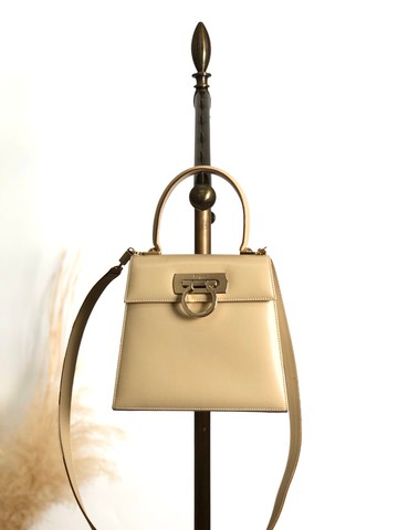 【 VintageShop solo 日本直送中古包專賣店 】Salvatore Ferragamo 側肩包 米色 Gancini 皮革 2way 迷你包 xcu7ry