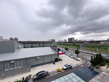 大里三期重劃區/立新學區/輕屋齡臨路電梯大別墅｜台中市大里區甲堤六街