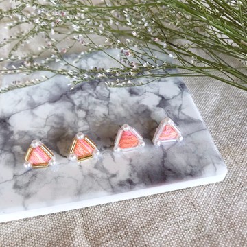 手作刺繡//神秘三角耳環-橘粉泡泡//可改夾式