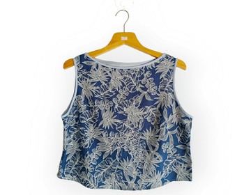 泰國設計\\圓領背心花瓣下襬//純棉水底的白花紋