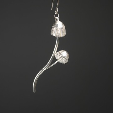 簇生類鬼傘 長型垂掛純銀線條耳環 一隻耳朵