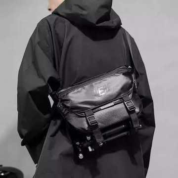 香港IT HKins斜挎包男士機能潮牌單肩通勤機車騎行郵差包男生背包