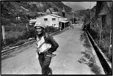 【陳輝龍《重翻照相簿子》】1982 利稻 Lidao a mountain indigenous township at the Southern Cross-Ispand Highway in Taitung County - a military airport during the Japanese colon