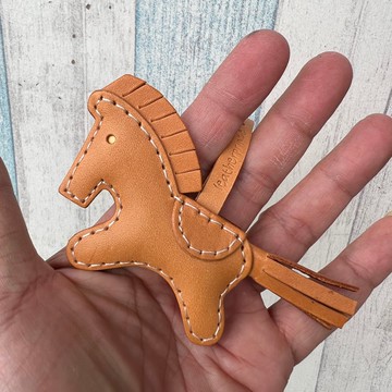 療癒小物 卡其色 可愛 小馬 純手工縫製 皮革 吊飾 小尺寸