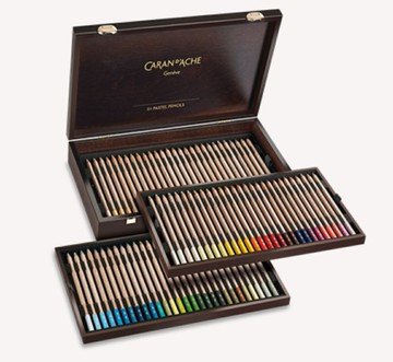 瑞士 CARAN D'ACHE 卡達 PASTEL 專家級粉彩鉛筆 84色 木盒788.484【APP滿額下單10%點數(單一帳號最高5000點)】1/31止