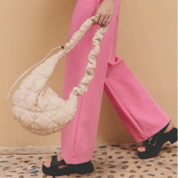 韓國 CARLYN 雲朵泡泡兩用彎月肩背包 奶油白 - Ｌ