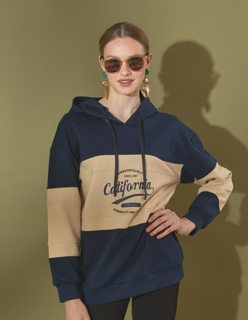 ★【喜芝梅】加州情懷 潮流文字印花撞色拼連帽上衣(藍色；M-XL) 224470928