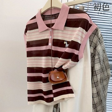 初色 冰絲條紋刺繡斑馬正肩針織POLO領小飛袖上衣女上衣-多色條紋-11962(F可選/現貨+預購)