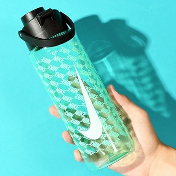 【NIKE耐吉】TR RECHARGE 後扣式湖水綠色水壺 24OZ/700ml 運動水瓶(N101380436724)冷水壺 大口徑水杯 高蛋白乳清奶昔代餐搖搖杯 腳特車網球登山 水瓶座生日禮物推薦