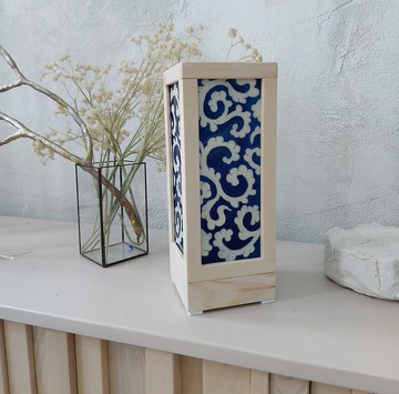 臥室或託兒所的裝飾性木製夜燈。彩色玻璃仿製品