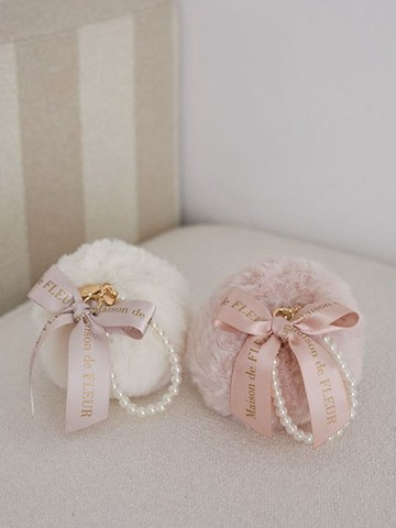 暖毛絨球形蝴蝶結珍珠吊飾(08000754600) - Maison de FLEUR