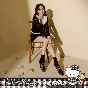 HELLO KITTY X Ann’S法式午後珍珠釦訂製金屬牌平底穆勒鞋 -黑(版型偏小)