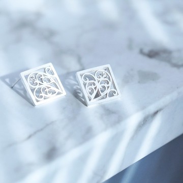 蔓藤花紋鏤空耳针925銀