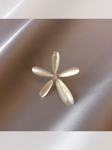 貓眼鋯石花瓣胸針超甜女生簡約防走光扣時尚優雅氣質收腰神器配飾