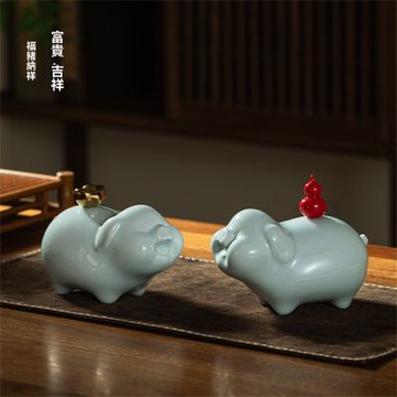 【新川】成對青瓷萌豬擺飾 玄關書櫃裝飾 寓意圓滿的贈禮選擇 書櫃裝飾可愛生肖豬陶瓷擺件一對 喬遷禮物
