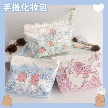 🔥台灣現貨 新款櫻花卡皮巴拉手提化妝包 便攜式洗漱包 小號防水收納袋子 旅行可愛便攜包 大容量收納包 零錢包 耳機包