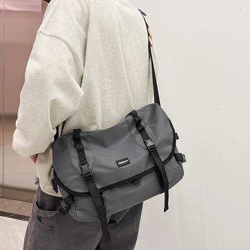 特賣🎀日係潮牌休閒百搭大容量單肩包斜挎包運動潮流港風男女學生工裝包 公事包 大容量側背男包 單肩防水背包 做生意斜挎包