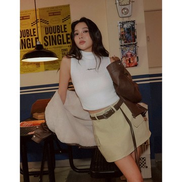 AIR SPACE LADY 刺繡字母高領短版羅紋針織背心(白/深藍) 女裝 現貨