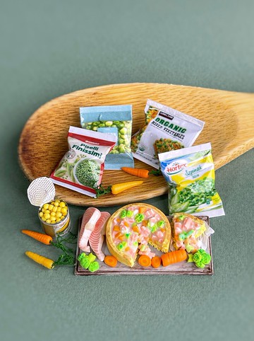 微型糕點、蔬菜和魚餡餅