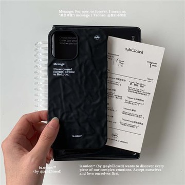 整日不營業原創「message」黑色適用于蘋果17promax手機殼ins風15pro全包褶皺iPhone保護殼16pro防摔簡約軟殼