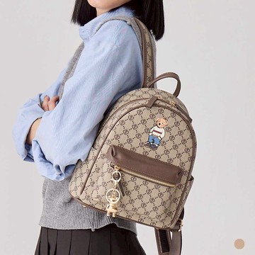 天藍小舖-GUOO BEAR紳士小熊老花皮革後背包-單1款-$1480【A12122307】