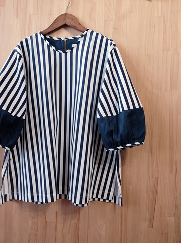 圓領剪接澎袖罩衫/ 深藍直紋