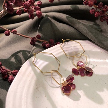 酒紅六角型花瓣耳環