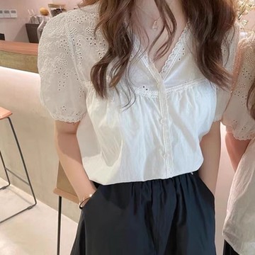 La Belleza法式V領蕾絲花邊鉤花滾邊排釦棉麻造型上衣